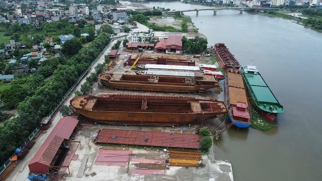 Ninh B&igrave;nh: To&agrave;n cảnh xưởng đ&oacute;ng t&agrave;u, vật liệu chất ngổn ngang cạnh s&ocirc;ng Đ&aacute;y ở x&atilde; &Yacute; Y&ecirc;n trong m&ugrave;a mưa b&atilde;o - Ảnh 4.