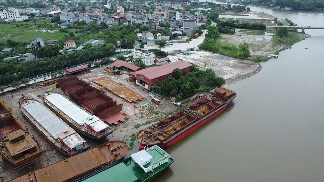 Ninh B&igrave;nh: To&agrave;n cảnh xưởng đ&oacute;ng t&agrave;u, vật liệu chất ngổn ngang cạnh s&ocirc;ng Đ&aacute;y ở x&atilde; &Yacute; Y&ecirc;n trong m&ugrave;a mưa b&atilde;o - Ảnh 6.