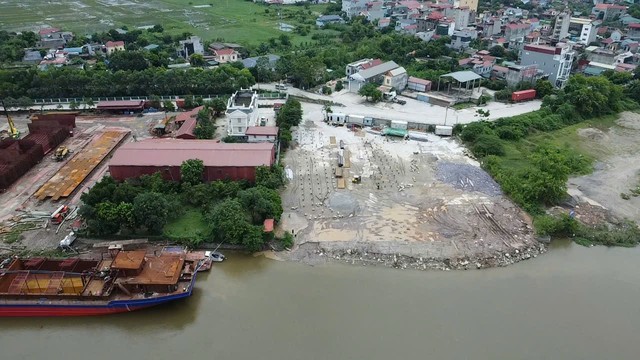 Ninh B&igrave;nh: To&agrave;n cảnh xưởng đ&oacute;ng t&agrave;u, vật liệu chất ngổn ngang cạnh s&ocirc;ng Đ&aacute;y ở x&atilde; &Yacute; Y&ecirc;n trong m&ugrave;a mưa b&atilde;o - Ảnh 11.