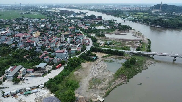 Ninh B&igrave;nh: To&agrave;n cảnh xưởng đ&oacute;ng t&agrave;u, vật liệu chất ngổn ngang cạnh s&ocirc;ng Đ&aacute;y ở x&atilde; &Yacute; Y&ecirc;n trong m&ugrave;a mưa b&atilde;o - Ảnh 10.