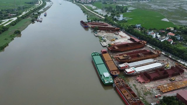 Ninh B&igrave;nh: To&agrave;n cảnh xưởng đ&oacute;ng t&agrave;u, vật liệu chất ngổn ngang cạnh s&ocirc;ng Đ&aacute;y ở x&atilde; &Yacute; Y&ecirc;n trong m&ugrave;a mưa b&atilde;o - Ảnh 5.
