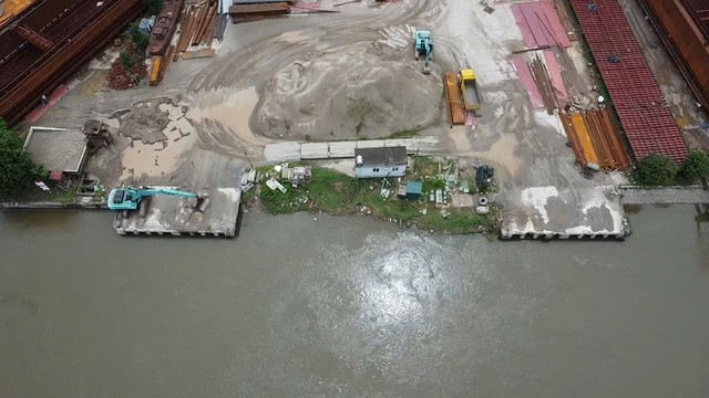Ninh B&igrave;nh: To&agrave;n cảnh xưởng đ&oacute;ng t&agrave;u, vật liệu chất ngổn ngang cạnh s&ocirc;ng Đ&aacute;y ở x&atilde; &Yacute; Y&ecirc;n trong m&ugrave;a mưa b&atilde;o - Ảnh 8.