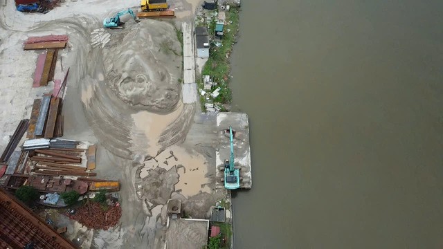 Ninh B&igrave;nh: To&agrave;n cảnh xưởng đ&oacute;ng t&agrave;u, vật liệu chất ngổn ngang cạnh s&ocirc;ng Đ&aacute;y ở x&atilde; &Yacute; Y&ecirc;n trong m&ugrave;a mưa b&atilde;o - Ảnh 7.