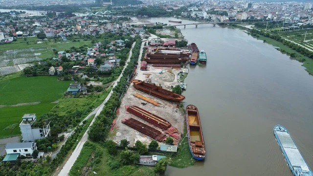 Ninh B&igrave;nh: To&agrave;n cảnh xưởng đ&oacute;ng t&agrave;u, vật liệu chất ngổn ngang cạnh s&ocirc;ng Đ&aacute;y ở x&atilde; &Yacute; Y&ecirc;n trong m&ugrave;a mưa b&atilde;o - Ảnh 1.