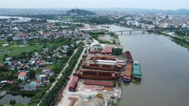 Ninh B&igrave;nh: To&agrave;n cảnh xưởng đ&oacute;ng t&agrave;u, vật liệu chất ngổn ngang cạnh s&ocirc;ng Đ&aacute;y ở x&atilde; &Yacute; Y&ecirc;n trong m&ugrave;a mưa b&atilde;o - Ảnh 9.