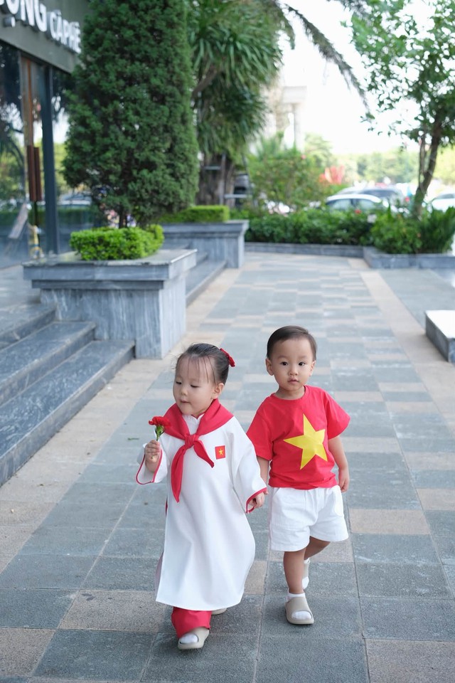 Cặp song sinh nh&agrave; Phương Oanh c&oacute; t&iacute;nh c&aacute;ch tr&aacute;i ngược - Ảnh 2.
