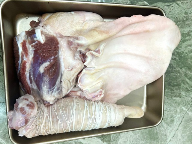 C&aacute;ch l&agrave;m tai heo cuộn bắp gi&ograve; ủ muối đổi vị cho m&acirc;m cơm ng&agrave;y nghỉ lễ 2/9 - Ảnh 1.
