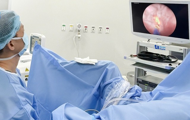 Người phụ nữ tiểu ra m&aacute;u, đi kh&aacute;m ph&aacute;t hiện ch&ugrave;m khối u chi ch&iacute;t trong b&agrave;ng quang - Ảnh 1.
