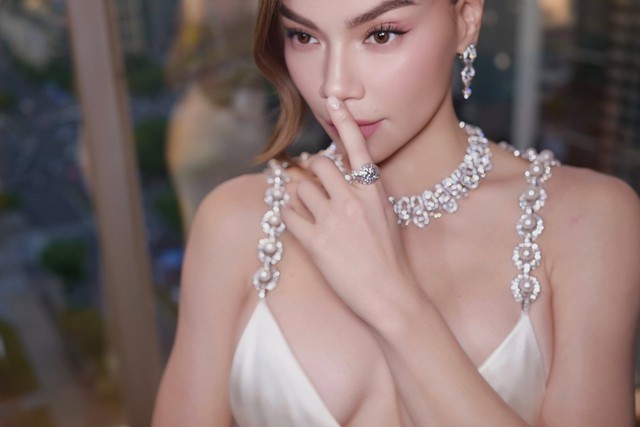Chiếc vòng cổ Hồ Ngọc Hà đeo trong sự kiện cùng Lưu Diệc Phi ở Thượng Hải có giá trị ra sao? - Ảnh 2.