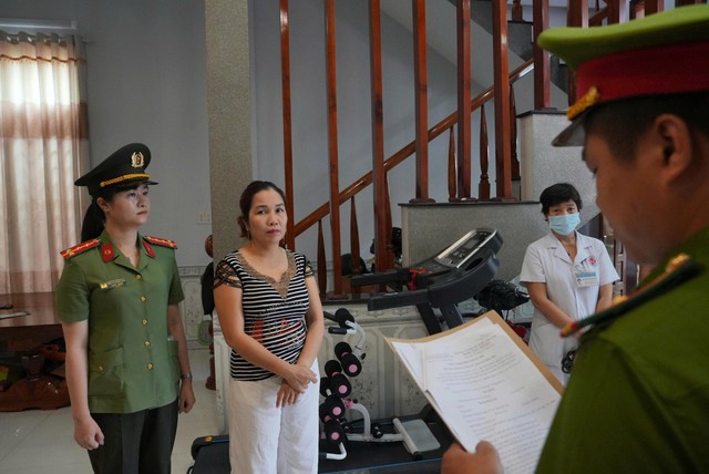 Người phụ nữ ở Huế cho vay tiền l&atilde;i suất cao bị khởi tố - Ảnh 1.