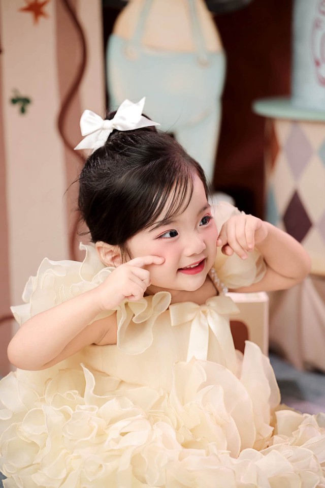 Lisa - con g&aacute;i Kh&aacute;nh Thi 'đốn tim' kh&aacute;n giả ở tuổi l&ecirc;n 3 - Ảnh 1.