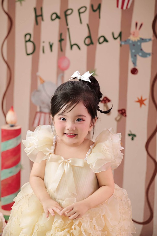 Lisa - con g&aacute;i Kh&aacute;nh Thi 'đốn tim' kh&aacute;n giả ở tuổi l&ecirc;n 3 - Ảnh 2.