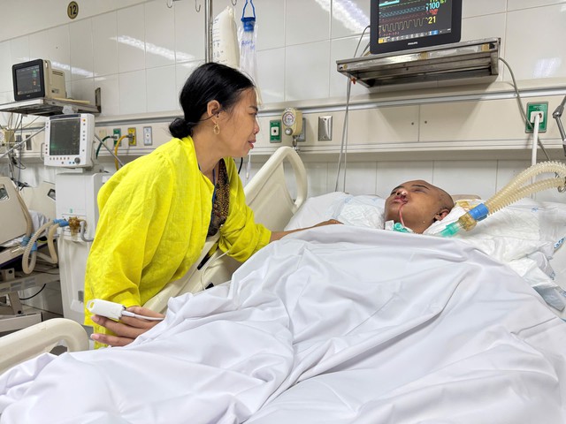 MS 1114: Nam thanh niên nguy kịch vì tai nạn, mẹ viêm loét giác mạc, bố phải nghỉ việc chăm con cần giúp đỡ - Ảnh 3.