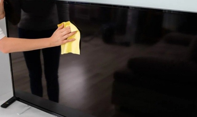 Vệ sinh tivi m&agrave;n h&igrave;nh phẳng thế n&agrave;o mới đ&uacute;ng? C&aacute;ch vệ sinh, loại khăn n&ecirc;n d&ugrave;ng v&agrave; th&oacute;i quen vệ sinh c&oacute; thể l&agrave;m hỏng tivi - Ảnh 1.