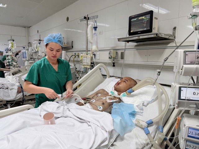 MS 1114: Nam thanh niên nguy kịch vì tai nạn, mẹ viêm loét giác mạc, bố phải nghỉ việc chăm con cần giúp đỡ - Ảnh 2.