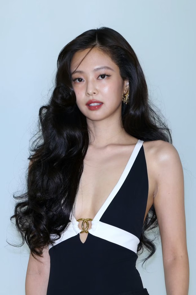 Jennie, Lisa, Olivia Rodrigo gợi ý kiểu tóc tự nhiên mà trông vẫn sang chảnh - Ảnh 1.