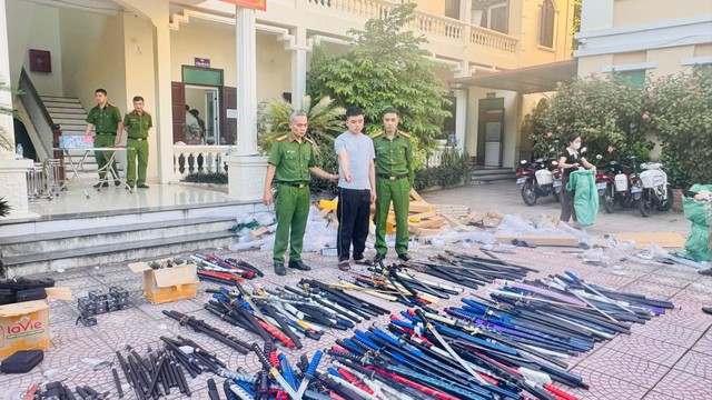 Bắc Ninh: Triệt ph&aacute; kho 'h&agrave;ng n&oacute;ng', thu giữ gần 1 tấn dao kiếm, c&ocirc;ng cụ hỗ trợ - Ảnh 1.