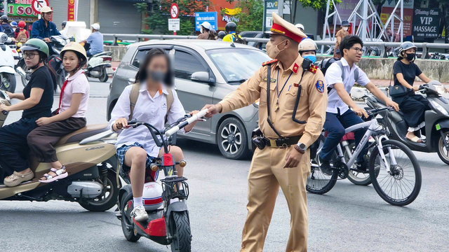 Hà Nội: Xử lý hơn 1.200 trường hợp vi phạm giao thông liên quan đến học sinh - Ảnh 2.