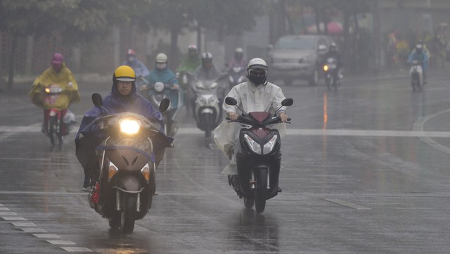 Dự báo thời tiết hôm nay: Mưa lớn diện rộng từ Bắc Bộ đến Trung Bộ - Ảnh 1.