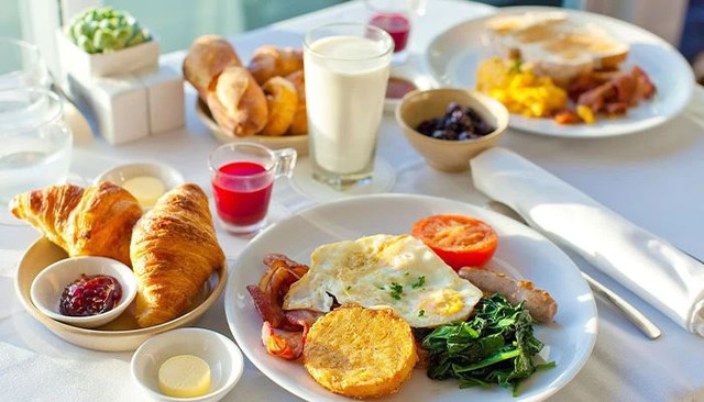 Bữa s&aacute;ng tưởng đơn giản nhưng nếu ăn sai c&aacute;ch c&oacute; thể khiến mỡ bụng tăng, phụ nữ tiền m&atilde;n kinh n&ecirc;n tr&aacute;nh - Ảnh 1.