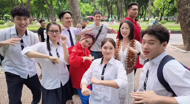 M&ugrave;a h&egrave; năm ấy: D&agrave;n diễn vi&ecirc;n thời học sinh v&agrave; hiện tại hội ngộ - Ảnh 6.