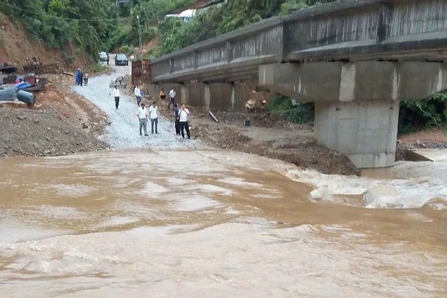 Tin s&aacute;ng 15/9: Y&ecirc;u cầu 13 tỉnh, th&agrave;nh chủ động ứng ph&oacute; với mưa lớn; Ch&oacute; dại x&ocirc;ng v&agrave;o nh&agrave; cắn hai trẻ em - Ảnh 1.