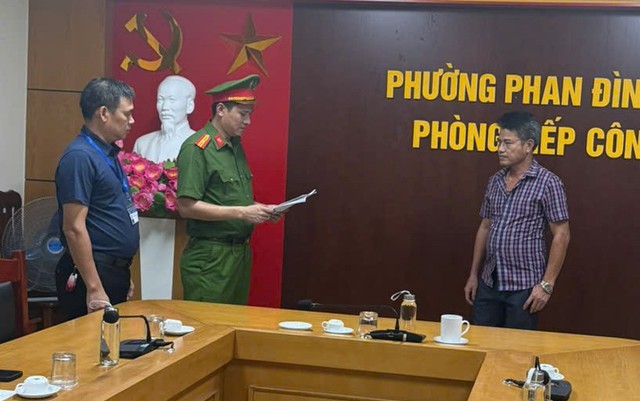 Khởi tố 2 người thu gom, vận chuyển chất thải x&acirc;y dựng tr&aacute;i quy định ở Th&aacute;i Nguy&ecirc;n - Ảnh 1.