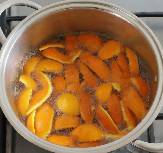 Khử m&ugrave;i h&ocirc;i gian bếp hiệu quả bằng vỏ cam v&agrave; sả trong những ng&agrave;y ẩm ướt - Ảnh 2.