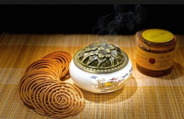 C&oacute; n&ecirc;n cắm c&acirc;y thắp hương v&ograve;ng v&agrave;o b&aacute;t hương gia ti&ecirc;n? C&aacute;ch thắp hương v&ograve;ng đ&uacute;ng c&aacute;ch v&agrave; những lưu &yacute; quan trọng - Ảnh 1.