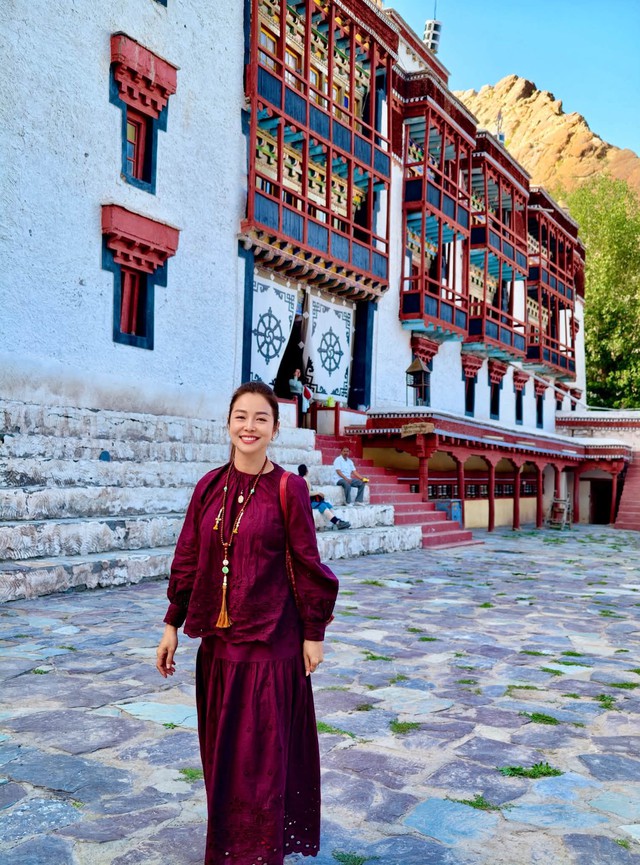 Jennifer Phạm tuổi 41 giản dị ở Ấn Độ - Ảnh 1.