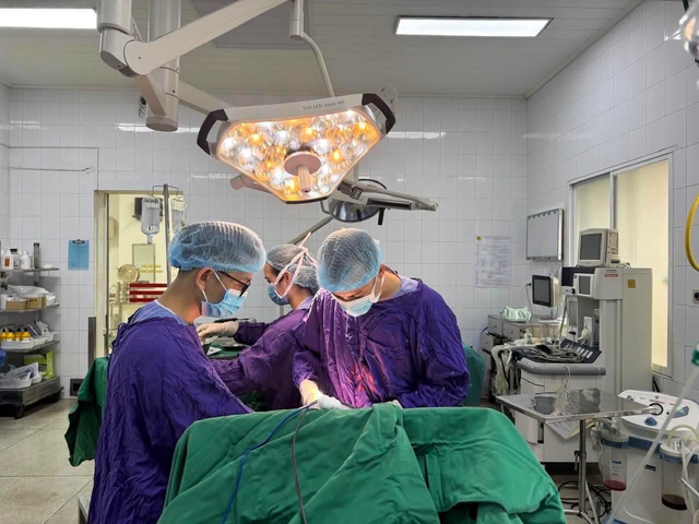 Đau lưng, tê chân kéo dài, người phụ nữ 52 tuổi phát hiện rễ thần kinh bị chèn ép - Ảnh 3.