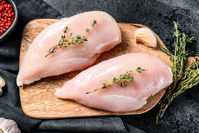 B&iacute; quyết chế biến ức g&agrave; th&agrave;nh m&oacute;n ăn gi&uacute;p tăng cơ, giảm mỡ, kh&ocirc;ng b&eacute;o - Ảnh 1.