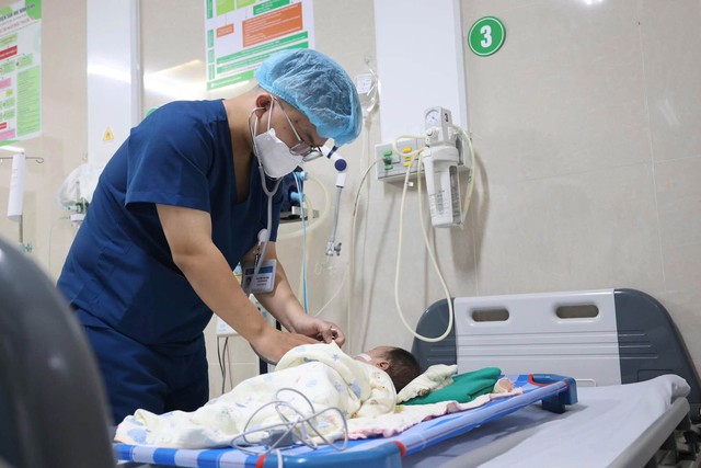 B&eacute; 1 th&aacute;ng tuổi phải đi cấp cứu sau khi người lớn nhỏ nhầm axit v&agrave;o miệng - Ảnh 1.