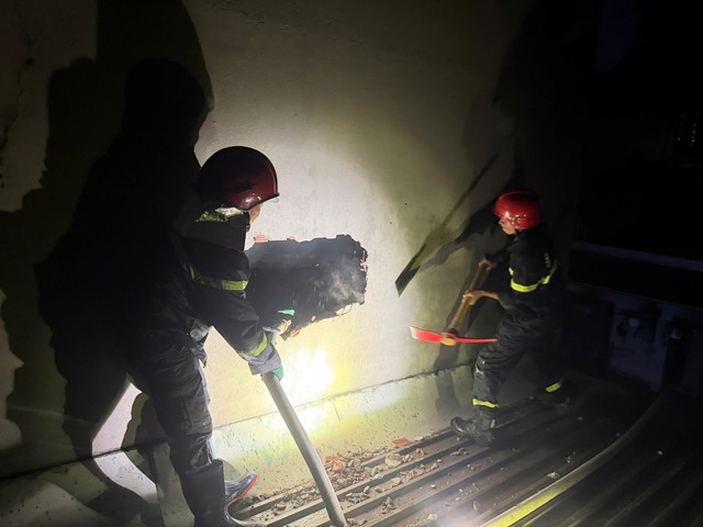 Tin mới nhất về vụ ch&aacute;y nh&agrave; trong hẻm ở TPHCM khiến 2 người chết, 5 người bị thương - Ảnh 1.