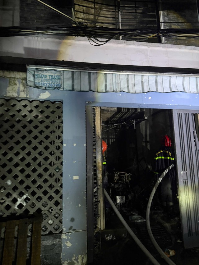 Tin mới nhất về vụ ch&aacute;y nh&agrave; trong hẻm ở TPHCM khiến 2 người chết, 5 người bị thương - Ảnh 2.