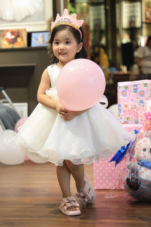 Lisa - con g&aacute;i &uacute;t nh&agrave; Kh&aacute;nh Thi được v&iacute; l&agrave; c&ocirc;ng ch&uacute;a đời thực - Ảnh 1.