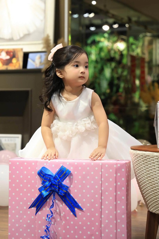 Lisa - con g&aacute;i &uacute;t nh&agrave; Kh&aacute;nh Thi được v&iacute; l&agrave; c&ocirc;ng ch&uacute;a đời thực - Ảnh 4.