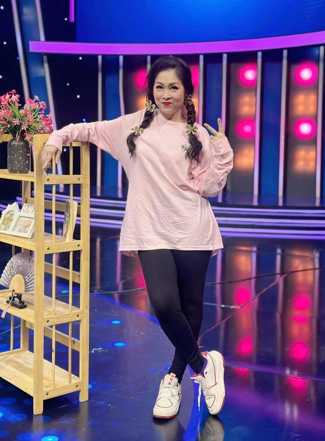 NSND Hồng Vân ở tuổi 60 - Ảnh 2.