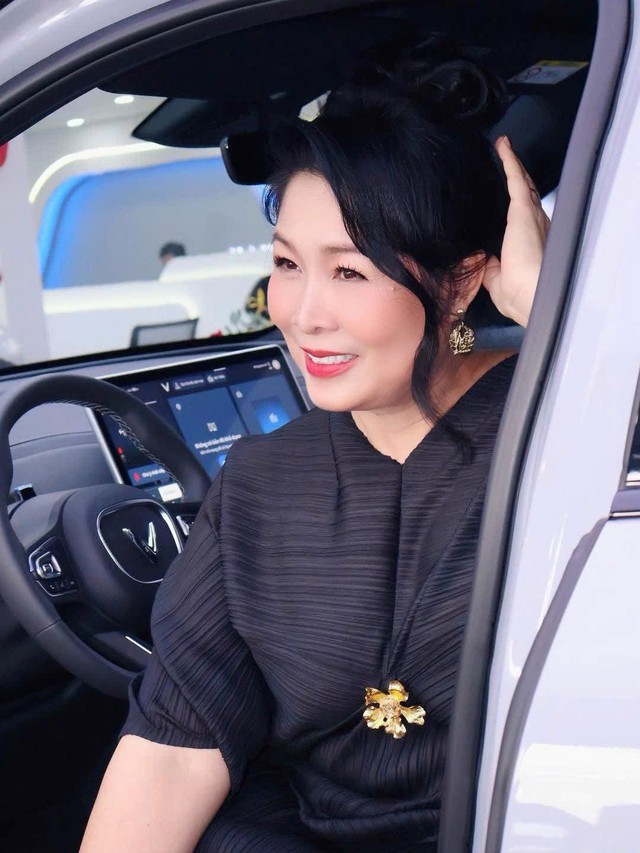 NSND Hồng Vân ở tuổi 60 - Ảnh 4.
