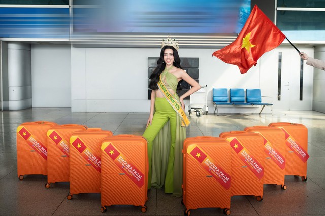 Emoura Phạm chinh phục Miss Grand International 2026 , Mẹ v&agrave; anh trai tiễn tại s&acirc;n bay - Ảnh 2.