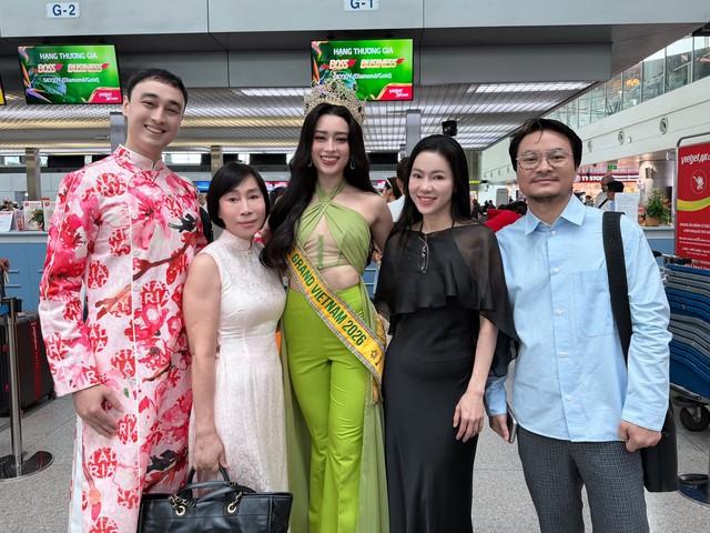 Emoura Phạm chinh phục Miss Grand International 2026 , Mẹ v&agrave; anh trai tiễn tại s&acirc;n bay - Ảnh 4.
