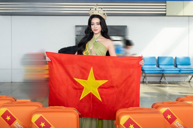 Emoura Phạm chinh phục Miss Grand International 2026 , Mẹ v&agrave; anh trai tiễn tại s&acirc;n bay - Ảnh 1.