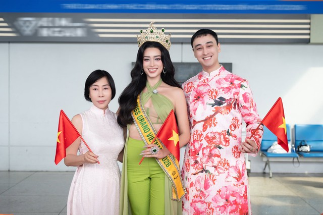 Emoura Phạm chinh phục Miss Grand International 2026 , Mẹ v&agrave; anh trai tiễn tại s&acirc;n bay - Ảnh 3.