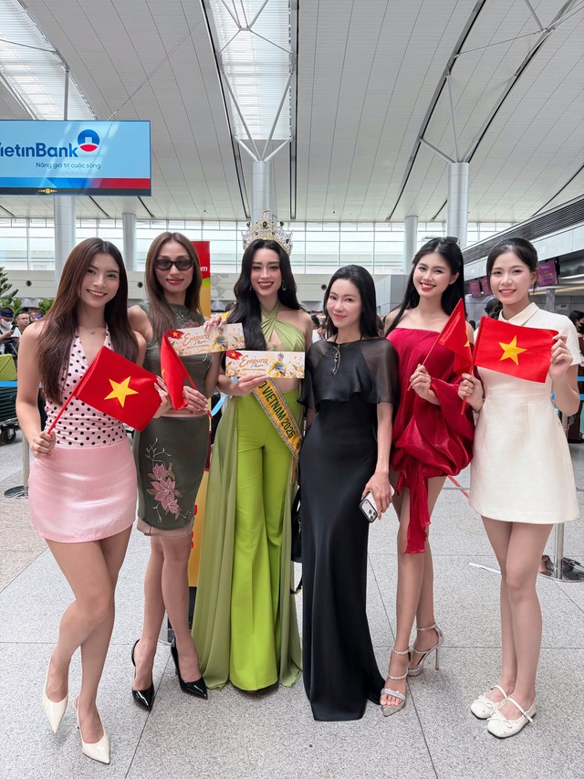 Emoura Phạm chinh phục Miss Grand International 2026 , Mẹ v&agrave; anh trai tiễn tại s&acirc;n bay - Ảnh 5.
