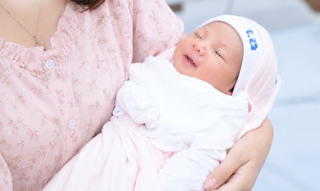 Sau ly h&ocirc;n, người phụ nữ 35 tuổi một m&igrave;nh thụ tinh ống nghiệm sinh con - Ảnh 1.