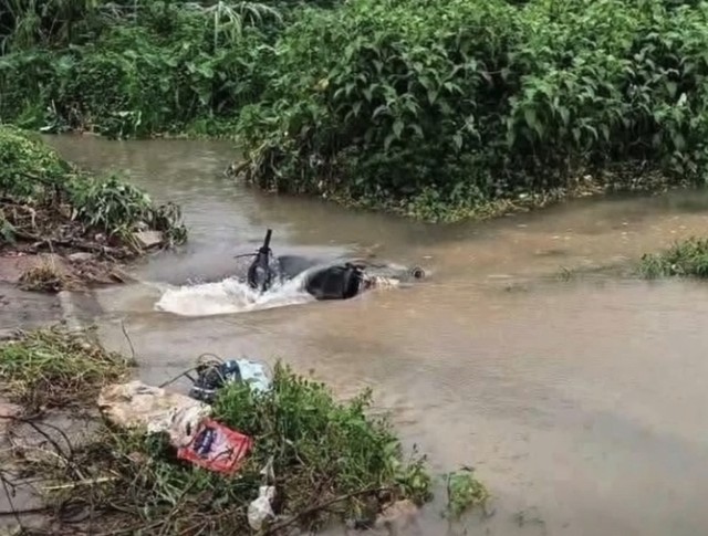 H&agrave; Nội t&igrave;m kiếm nam sinh vi&ecirc;n năm nhất mất t&iacute;ch do nước cuốn - Ảnh 1.