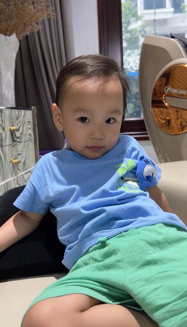Con trai Phương Oanh chững chạc ở tuổi lên 2 - Ảnh 1.