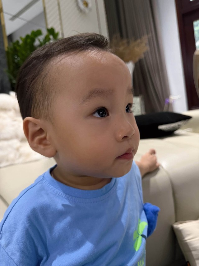Con trai Phương Oanh chững chạc ở tuổi lên 2 - Ảnh 2.