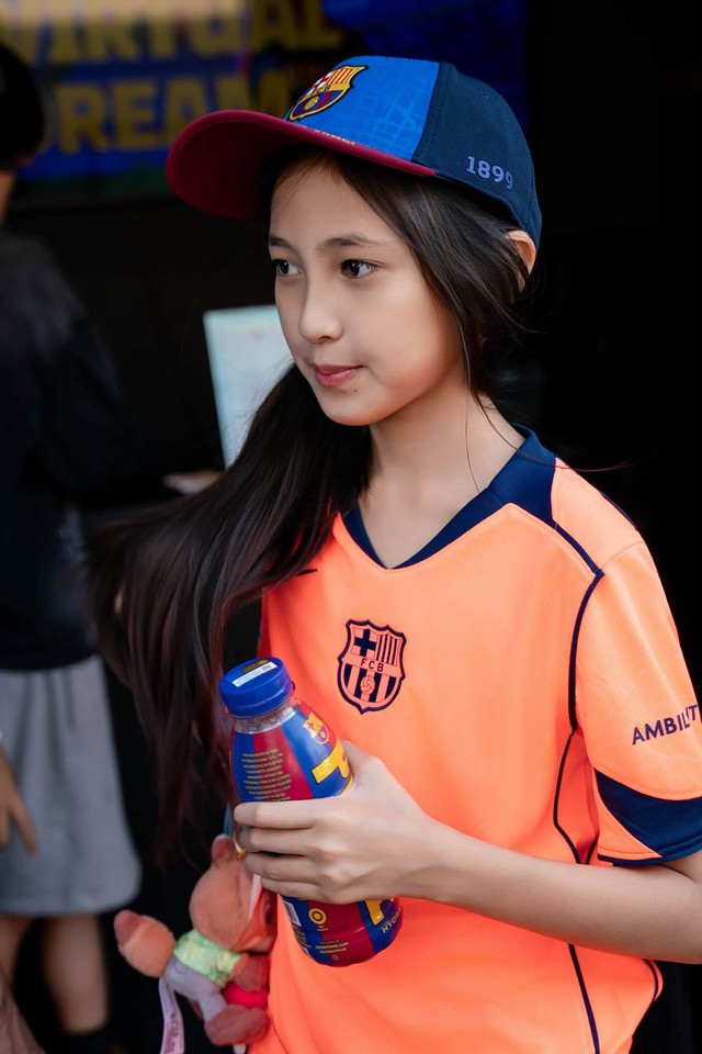 Con g&aacute;i H&agrave; Kiều Anh m&ecirc; b&oacute;ng đ&aacute;, bơi lội - Ảnh 2.