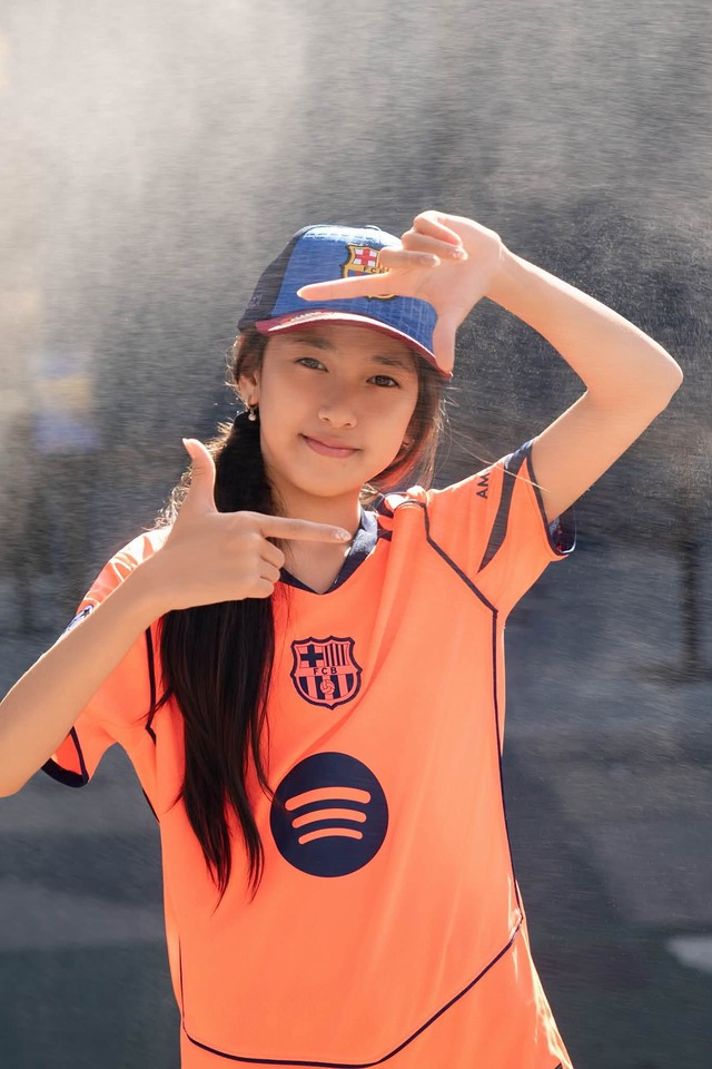 Con g&aacute;i H&agrave; Kiều Anh m&ecirc; b&oacute;ng đ&aacute;, bơi lội - Ảnh 4.